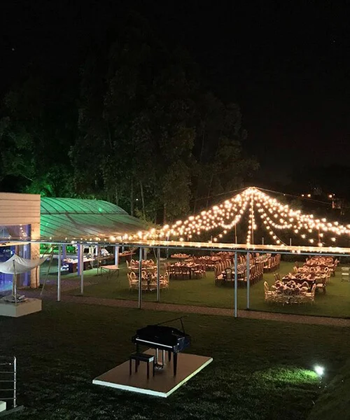 Salão climatizado do Green Place com lustres, montado para recepção de 350 convidados