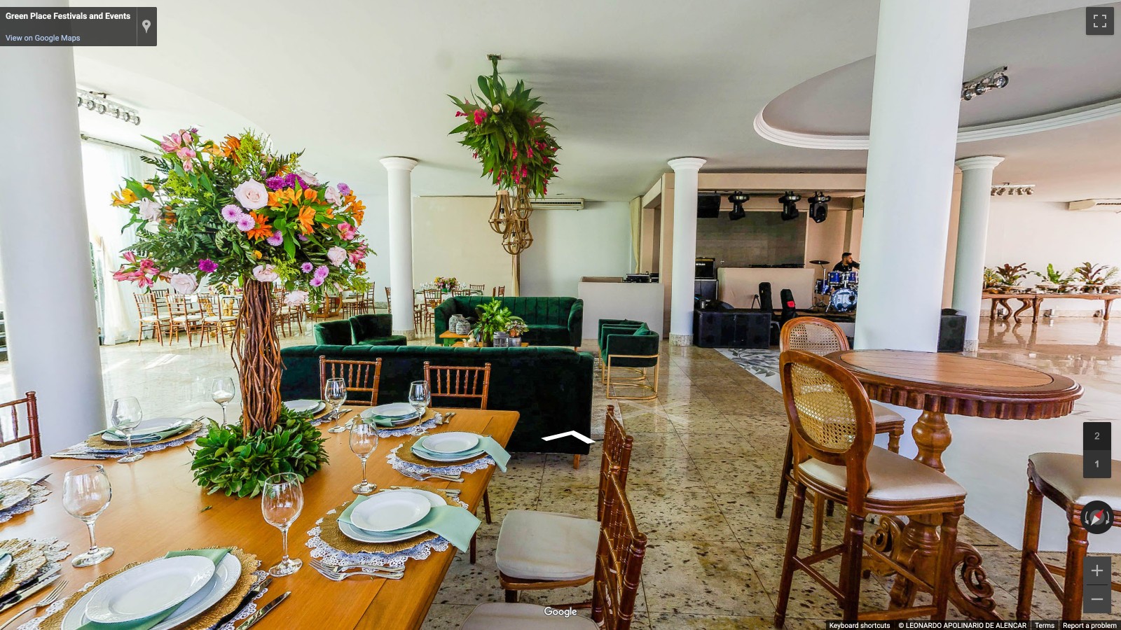 Interior do salão climatizado do Green Place em 360° — mesa posta, lounge e palco ao fundo